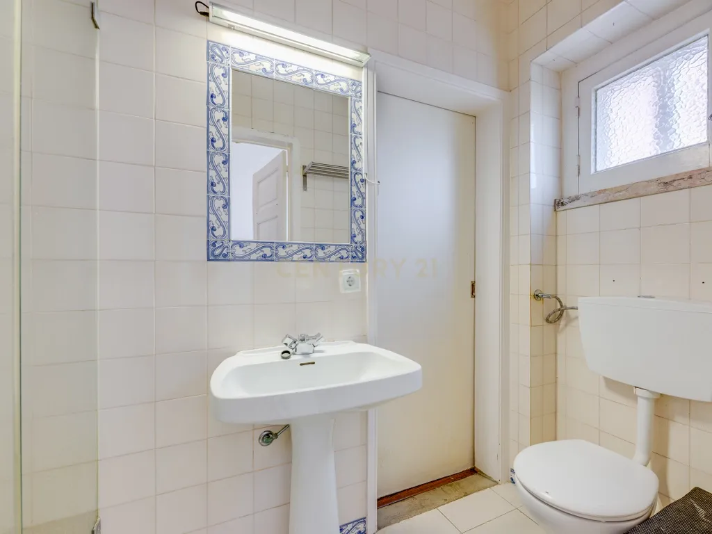 Fantástico Apartamento na Av. João XXI, com uma localização estratégica. - Image 4