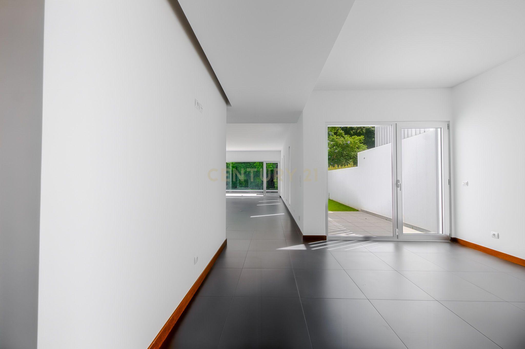Fotografia 12 de Moradia T5 Contemporânea com Piscina e Jardim Privativo – São Pedro do Estoril