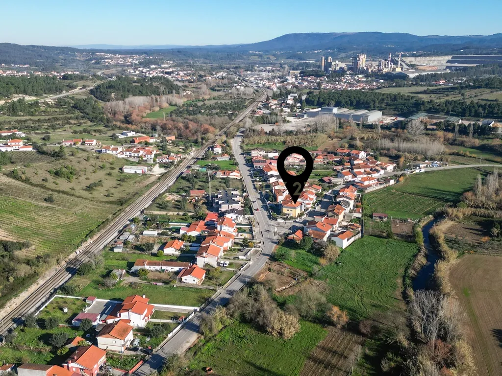 Moradia T4 com sótão versátil e excelentes acessos – uma oportunidade única - Image 32