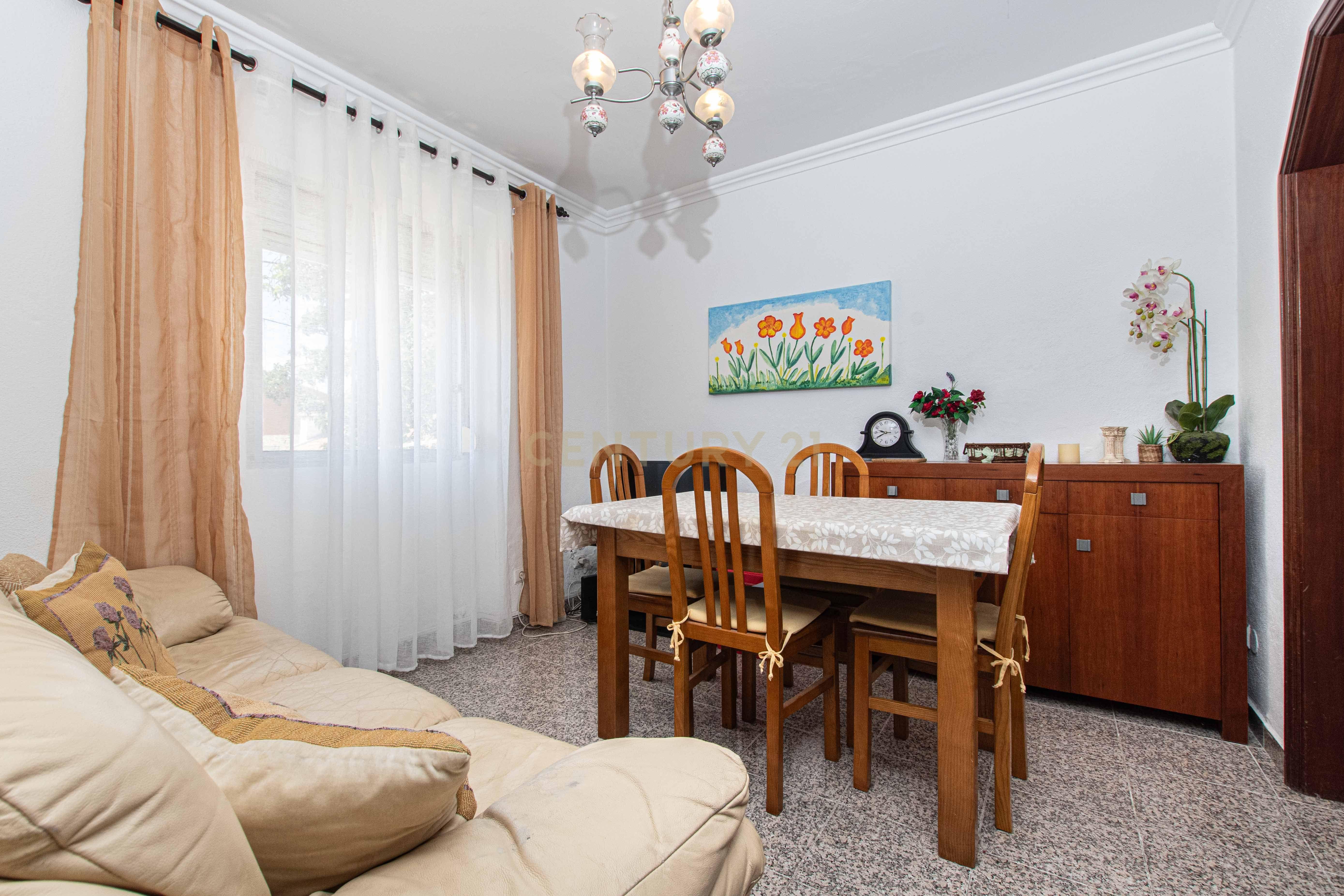 Fotografia 10 de Moradia T2, num terreno com 299m2, em Caneças - Odivelas