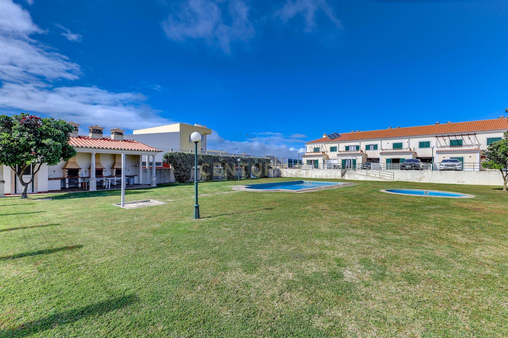 Fotografia 3 de MORADIA T3 EM CONDOMÍNIO FECHADO COM PISCINA, JUNTO À PRAIA DA ASSENTA