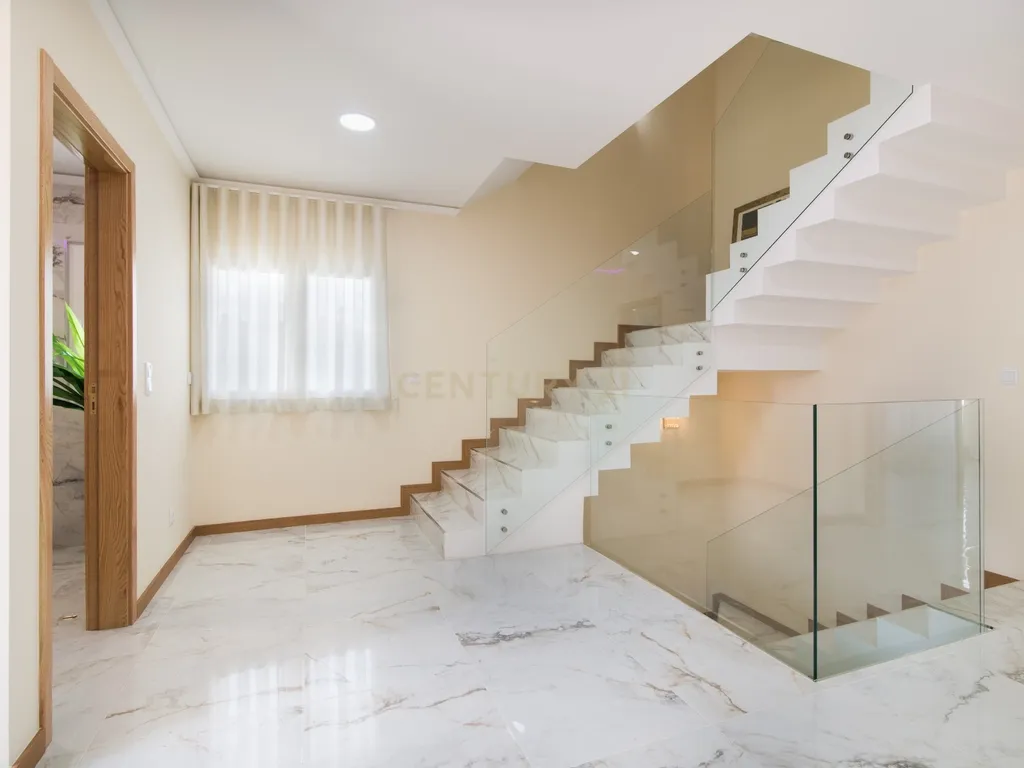 Moradia nova para estrear, de Sonho com Vista Panorâmica Sobre Lisboa no Bairro Casal do Bispo - Image 28