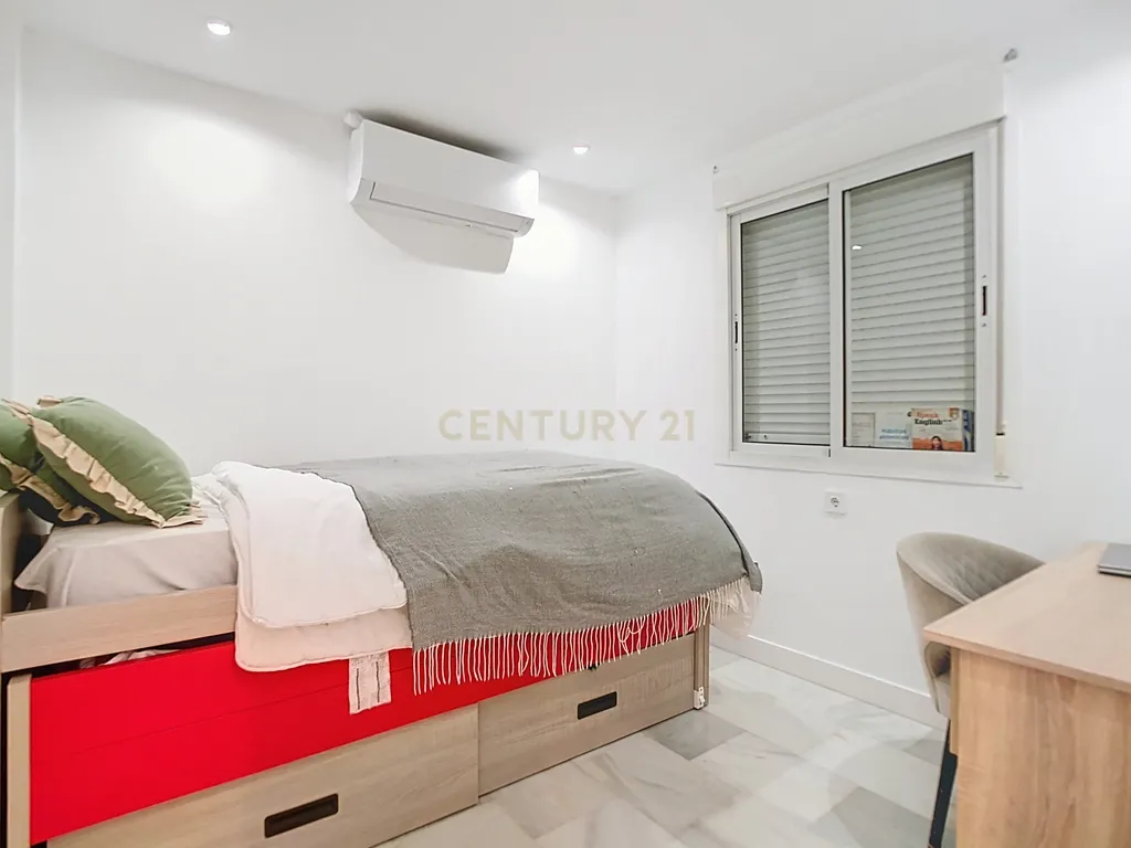 Luxuosa Moradia em Málaga com Terraço e Acessibilidade - Image 11