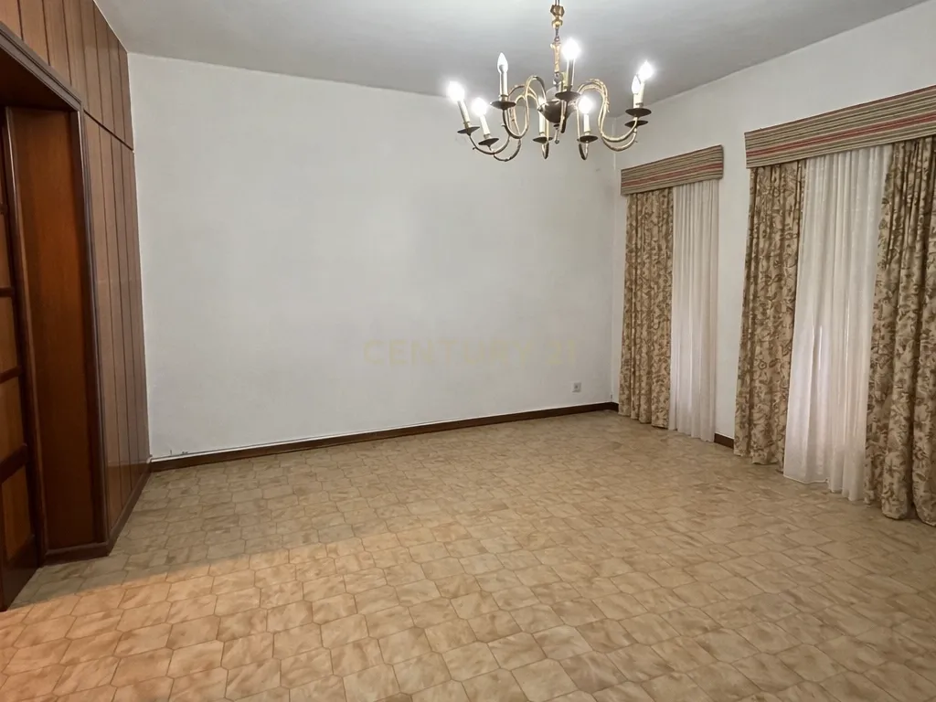 Edifício exclusivo com grande potencial numa das melhores zonas de Trujillo - Image 6