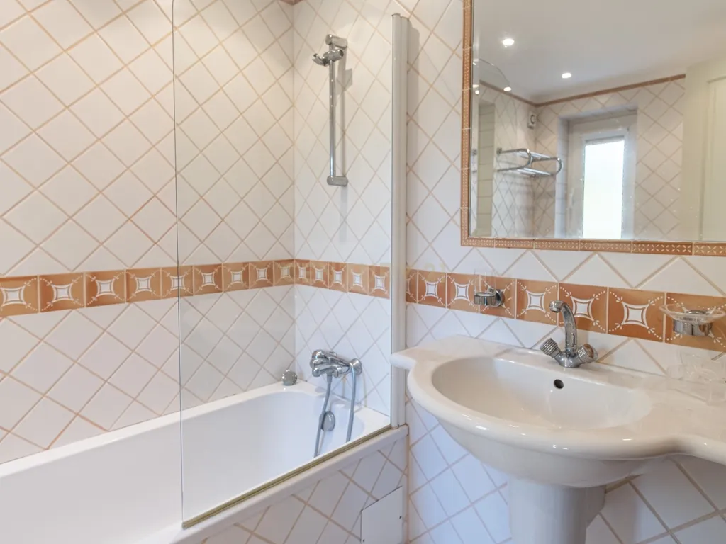 Moradia T5 com Piscina e Jardim em Lagoa, Faro - Image 17