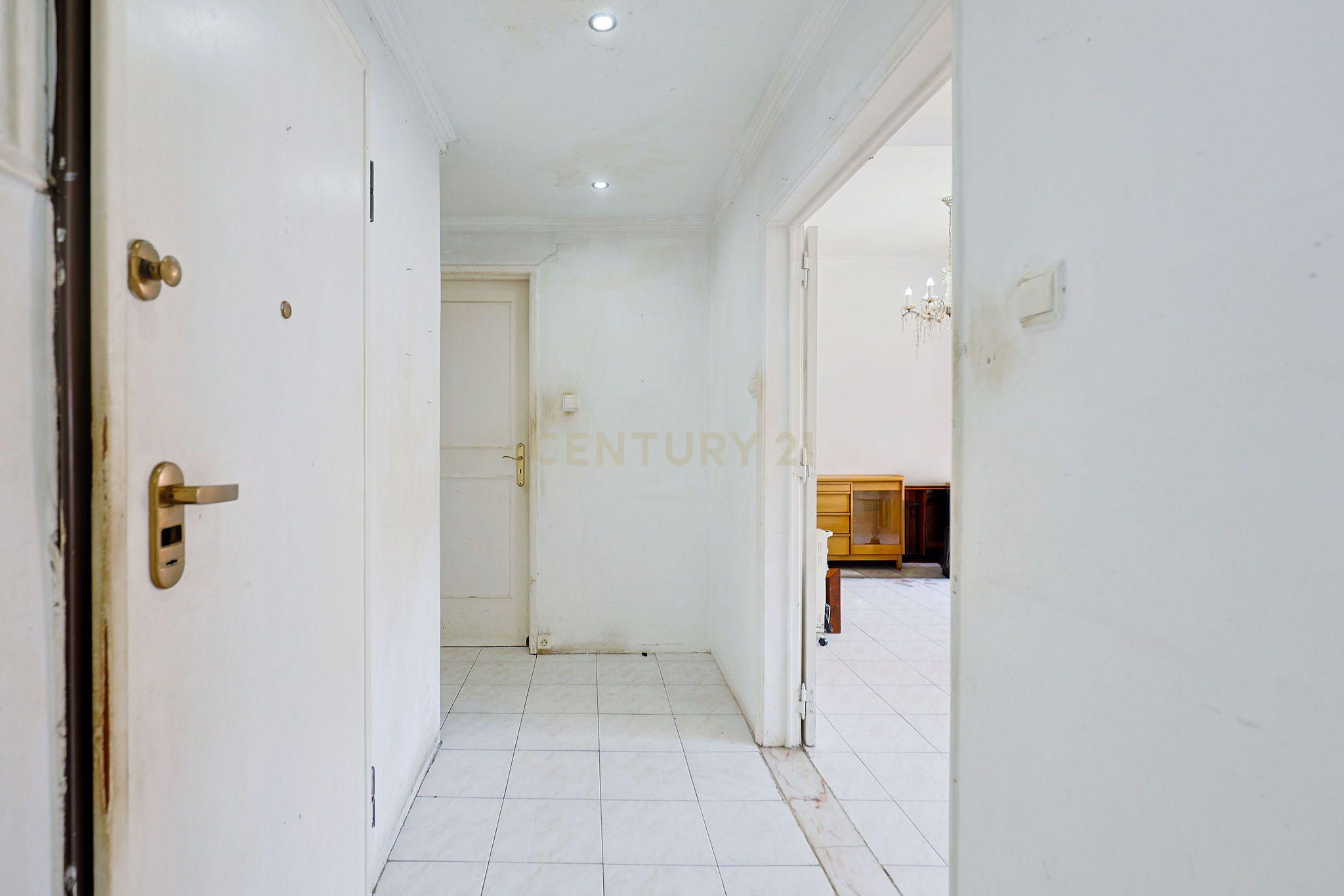 Fotografia 11 de Apartamento T2, com Varanda e Terraço, Centro da Costa de Caparica.
