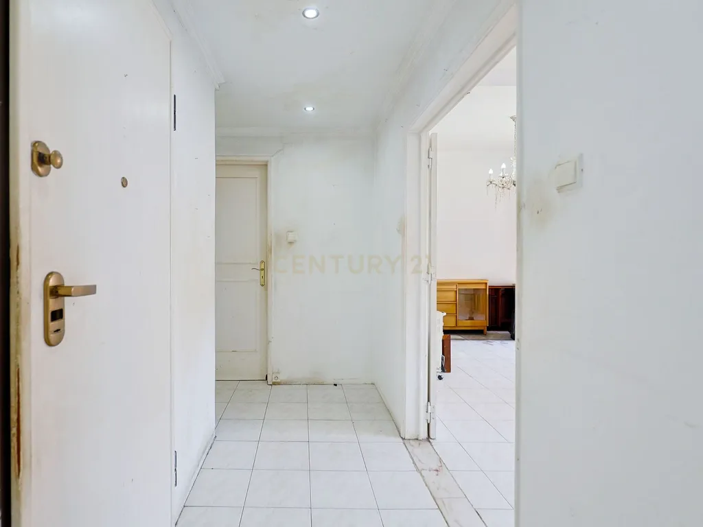 Apartamento T2, com Varanda e Terraço, Centro da Costa de Caparica. - Image 11