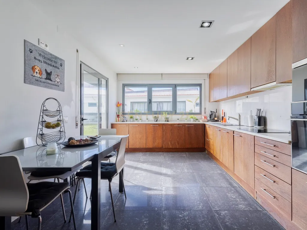 Moradia familiar T6 com anexo T1 independente, num lote com 510m² no Botequim – Charneca da Caparica, Almada - Image 10