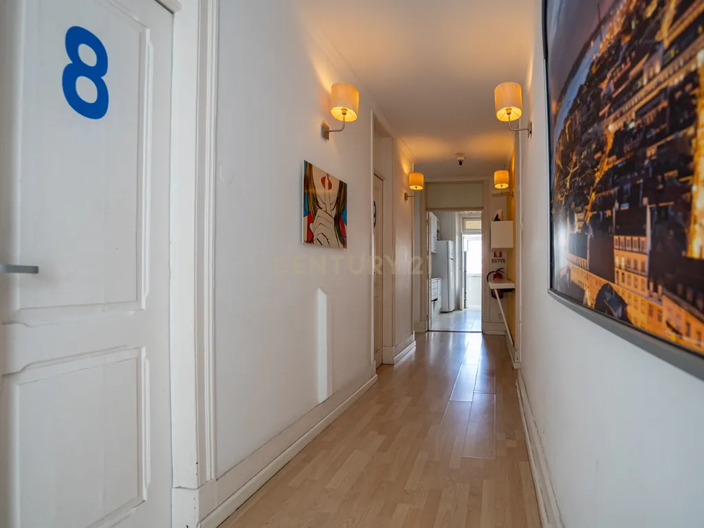 Apartamento Único com Vista sobre o Campo Pequeno – Lisboa - Image 9