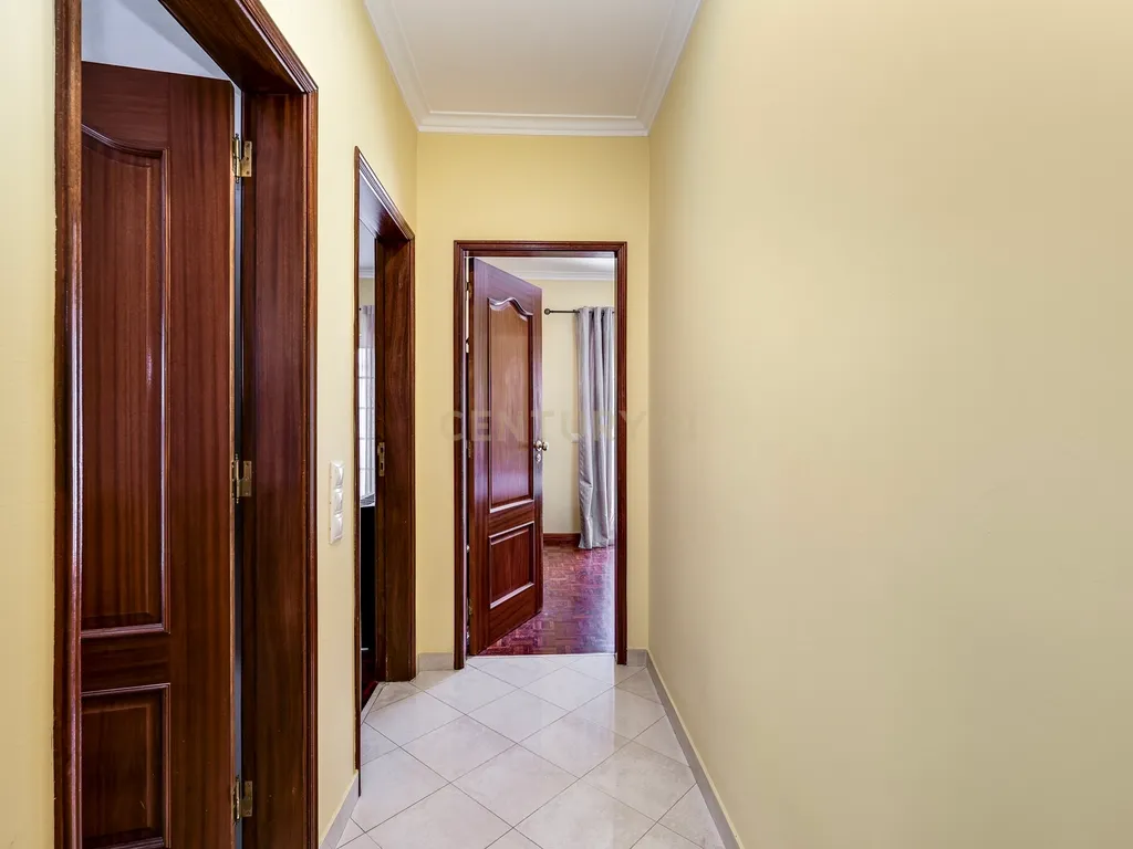 Andar de Moradia T2 com espaço exterior - Image 14
