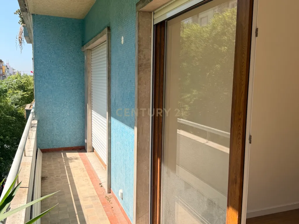 Apartamento T2 renovado em Lisboa com varanda - Image 10