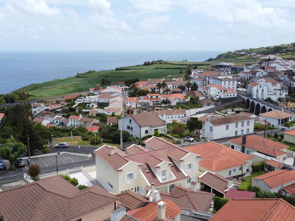 Moradia de Assinatura no Concelho do Nordeste – Exclusividade, Luz e Vistas - Image 4