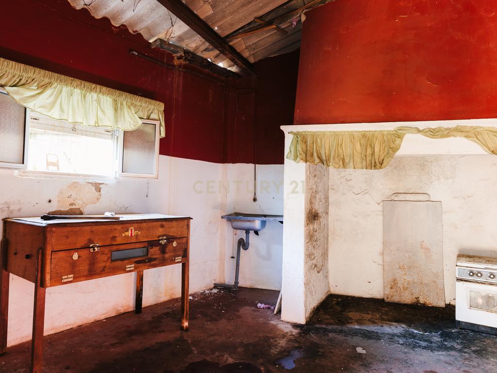 Propriedade com 11 divisões para recuperação em Estremoz com uma área total de 6185 m2 - Image 24