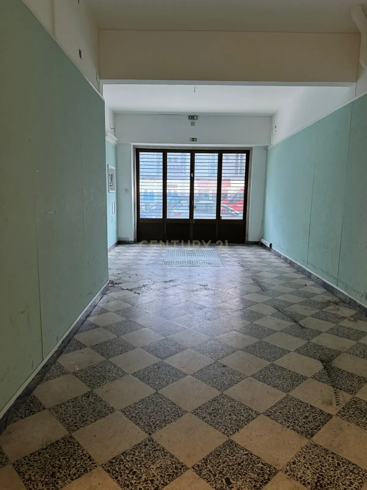 Arrenda-se Espaço Comercial de 370m² junto ao Campo Mártires da Pátria - Image 12