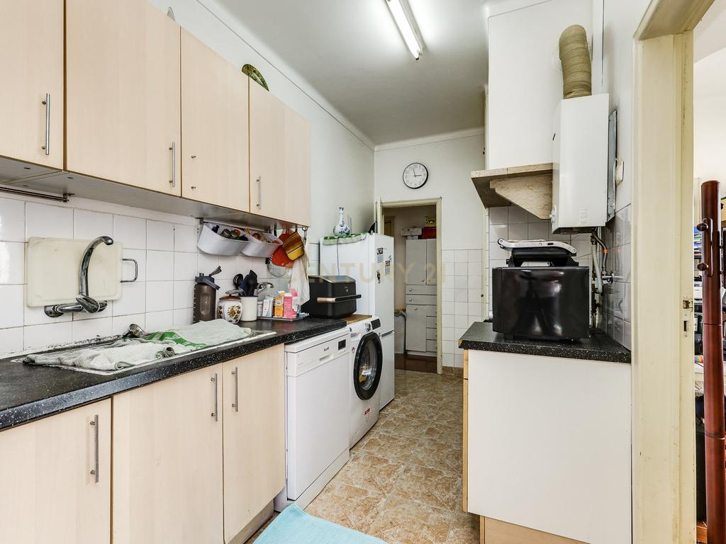 Moradia bifamiliar T4+1 em Pinheiro de Loures, com vistas desafogadas, jardim, pátio, varanda e terraço - Image 25