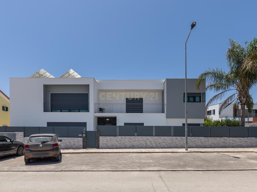 🌳 Moradia T4 Isolada com Jardim e Terraço na Quinta da Serralheira 🌞 - Image 15