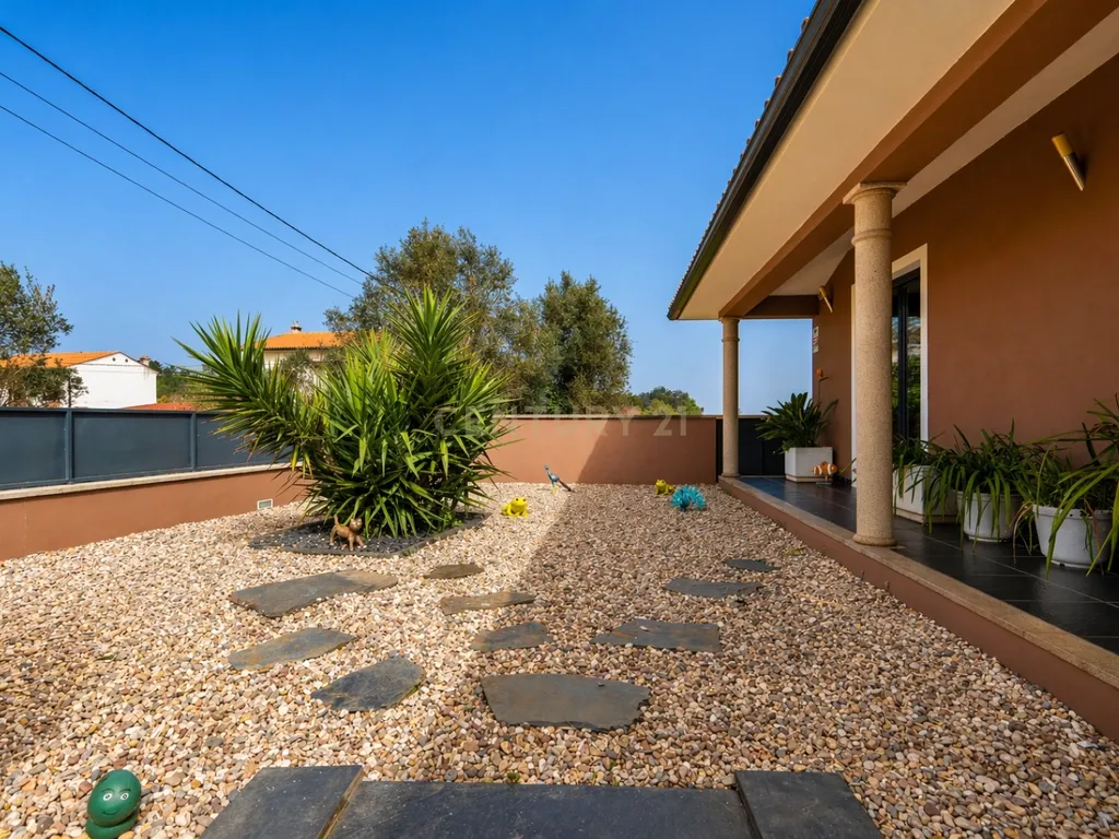 Moradia T3 terréa em bom estado com piscina,jardim,anexo,arrumação,quintal e vistas boas num local sossegado a 5 min de Lousã - Image 6
