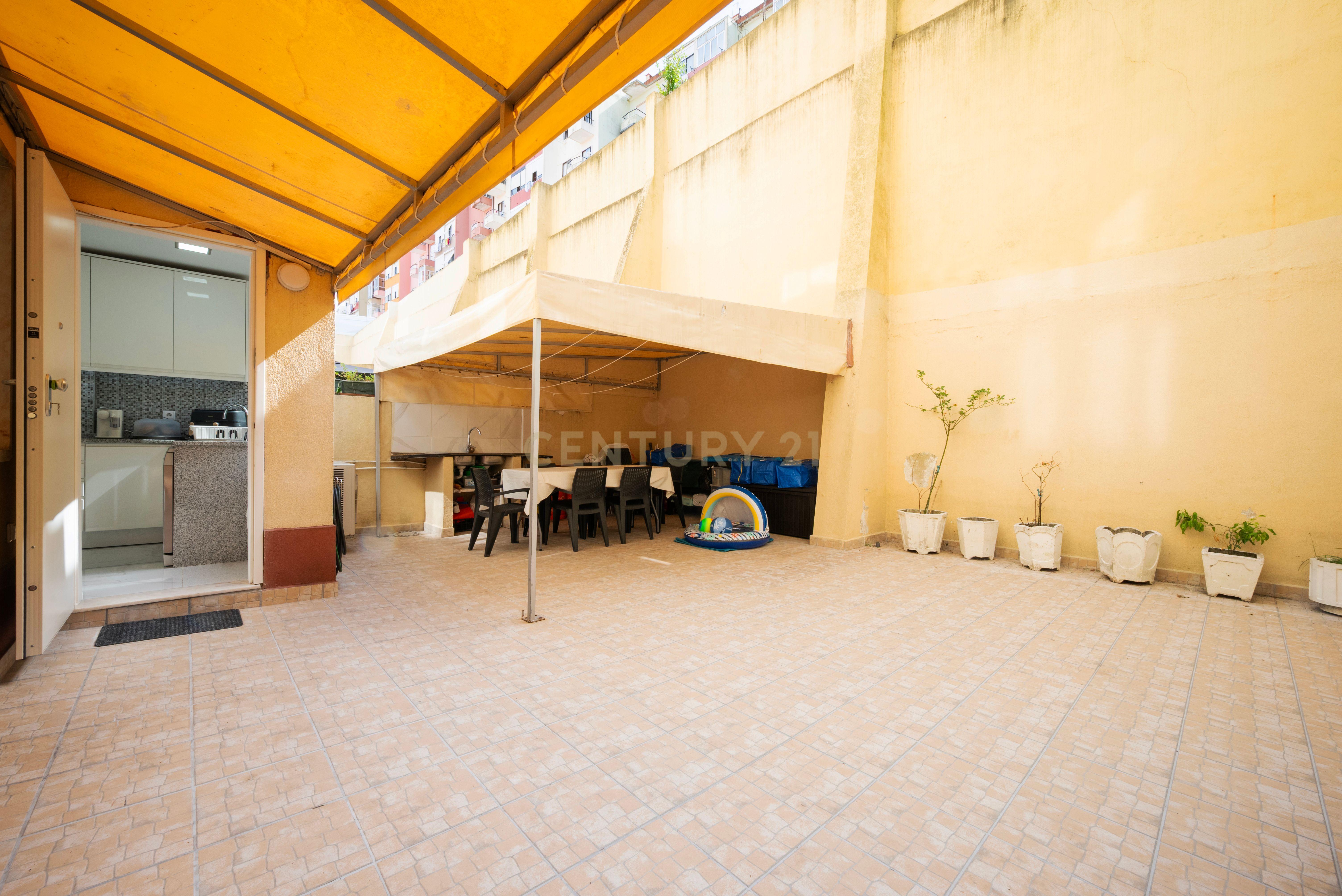 Fotografia 10 de Apartamento T3 em Odivelas, Remodelado e com Terraço