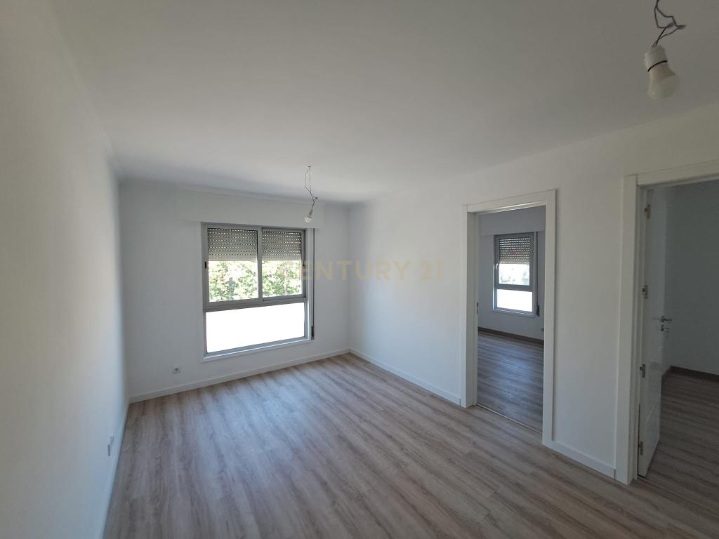 T2 Totalmente Remodelado em Almada | Luminosidade, Conforto e Localização Privilegiada - Image 17