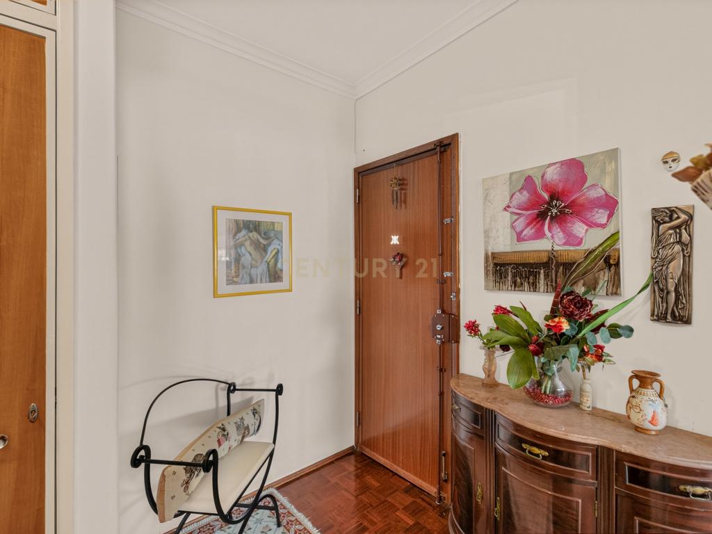 Apartamento T2 com Duas Varandas e Excelente Localização - Image 3