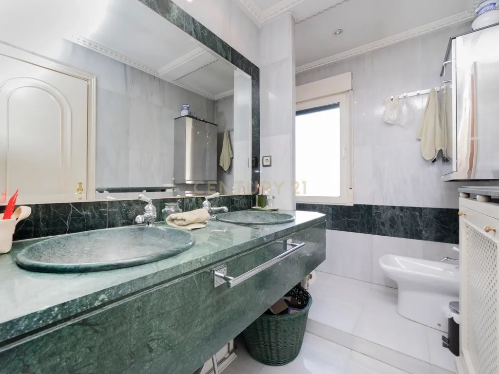 Luxuoso Apartamento T5 com Vista Panorâmica em Madrid - Image 27