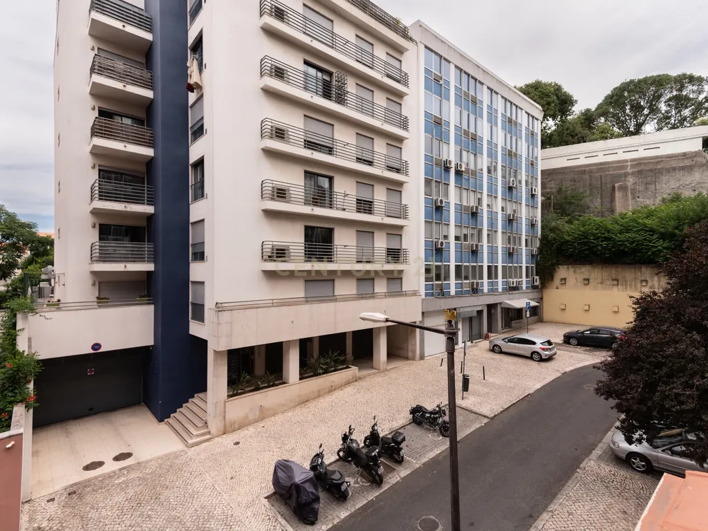 Apartamento T3 com elevador e garagem na Rua Luciano Cordeiro, em Lisboa - Image 25
