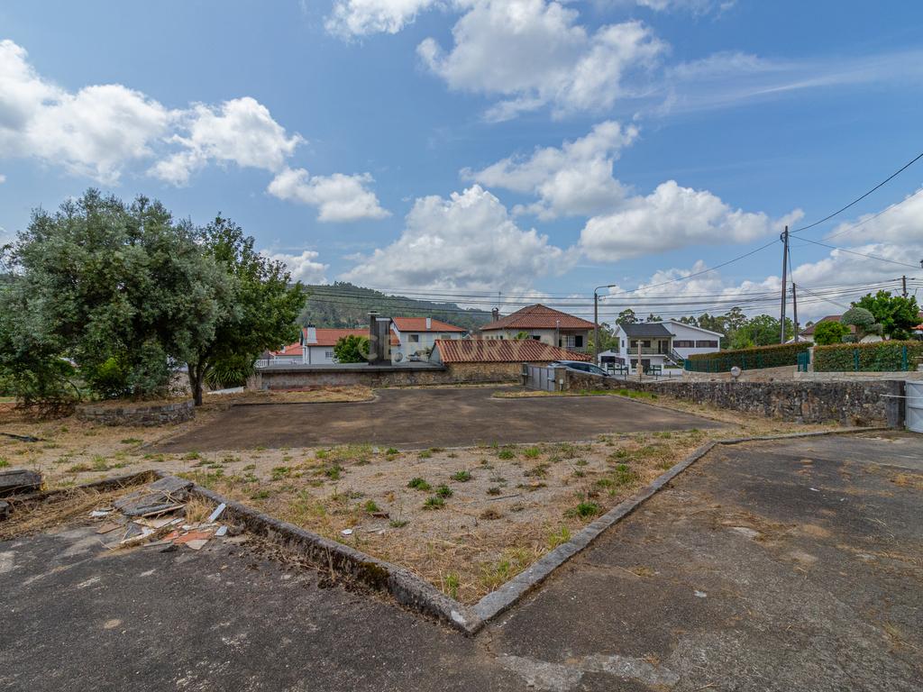 Casa para Recuperação em Braga com Terreno de 5000m² - Image 11