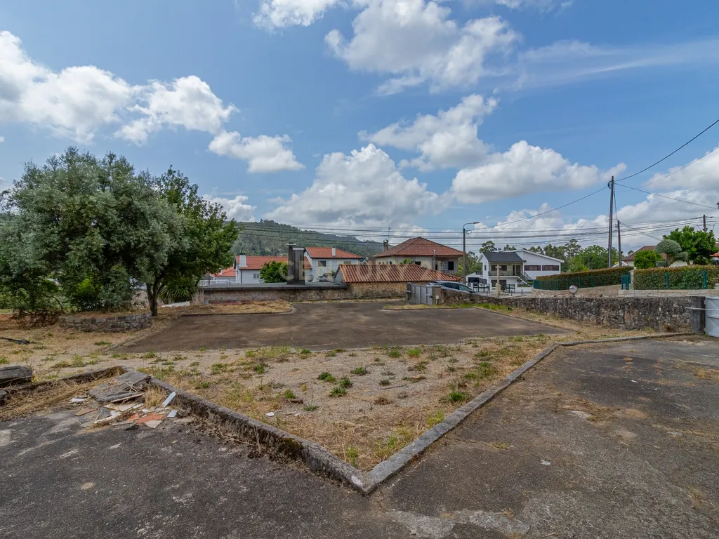 Casa para Recuperação em Braga com Terreno de 5000m² - Image 11