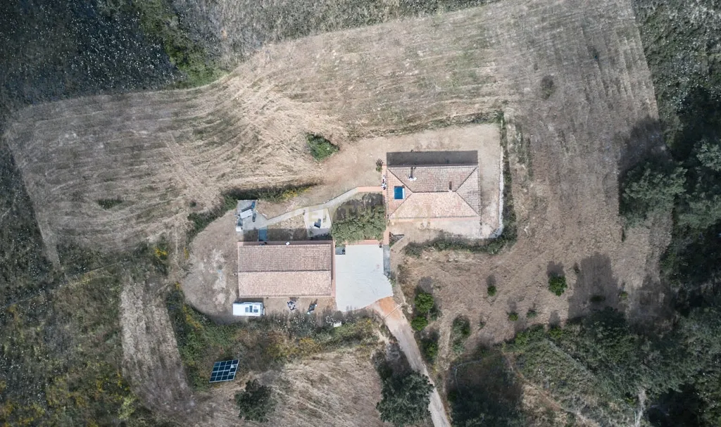 Acorde com vistas deslumbrantes sobre o oceano no seu rancho exclusivo de 8,4 hectares no Algarve, em Aljezur! Inclui uma casa principal ecoeficiente com certificação energética A, perto de praias de surf lendárias. Este é o seu refúgio costeiro definitivo — agarre esta oportunidade rara e agende hoje mesmo a sua visita! - Image 56