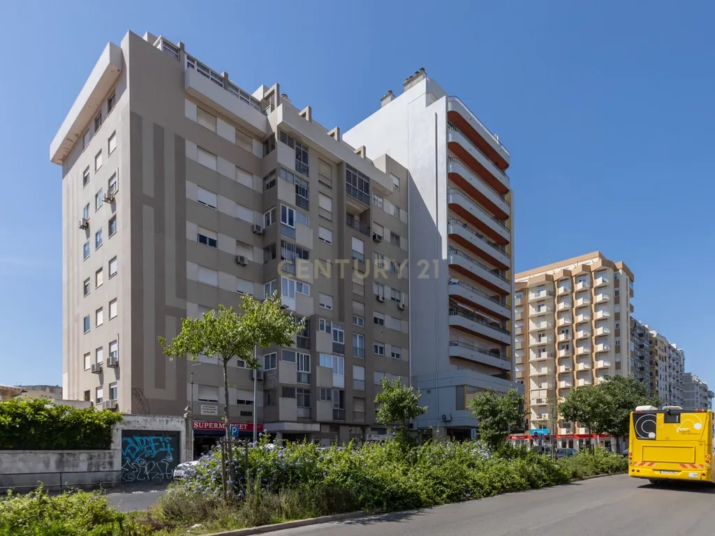 Apartamento 3 Ass. no centro de Setúbal – Av. 22 de Dezembro - Image 1