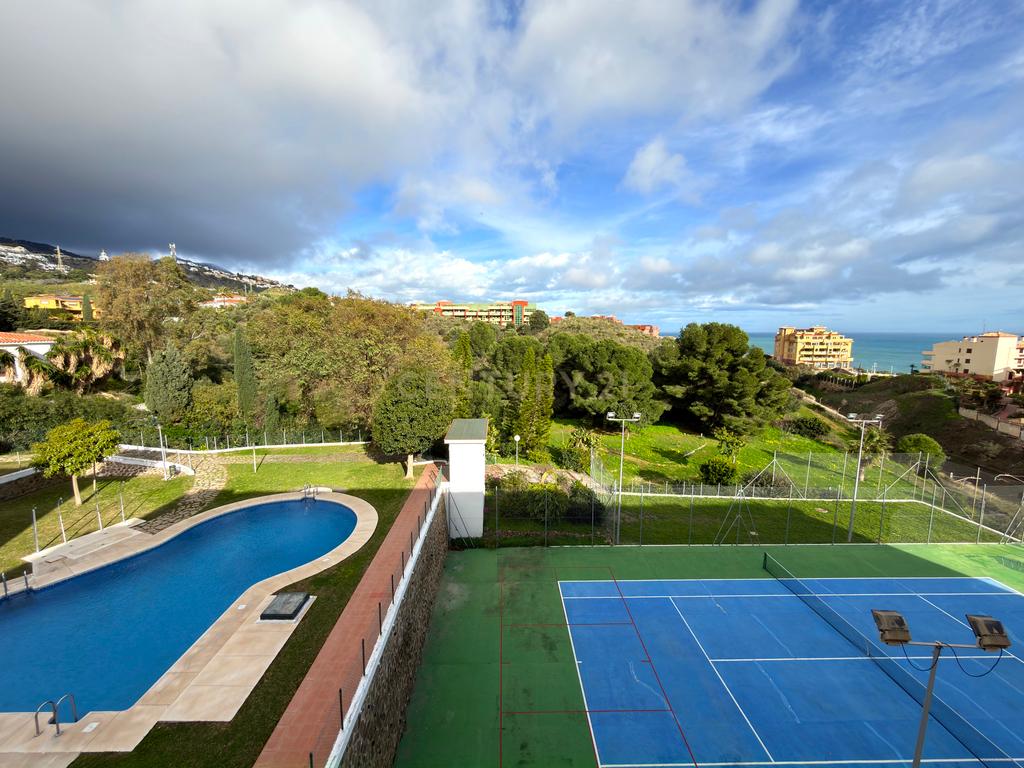 Apartamento com vista mar, garagem e piscina em Carvajal - Image 18