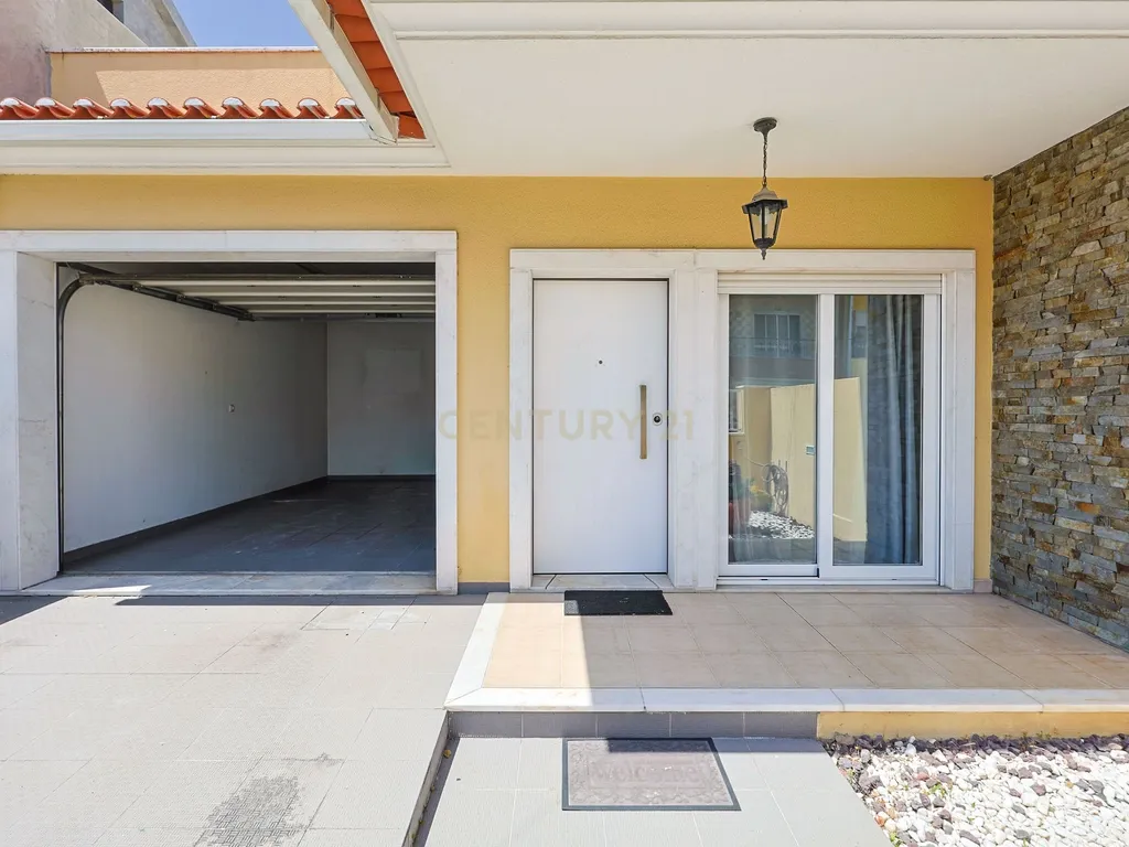 Moradia T3 com garagem e espaços exteriores nos Foros de Amora, Seixal - Image 30
