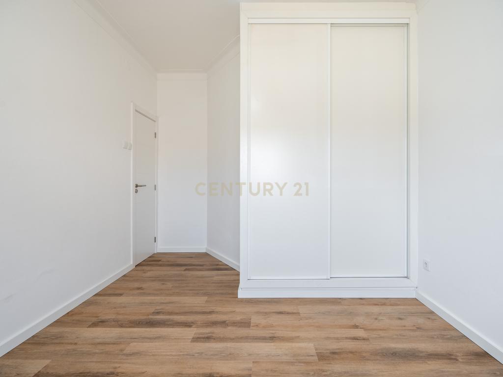 NÃO PERCA ESTA GRANDE OPORTUNIDADE! FANTÁSTICO APARTAMENTO T2 ESPAÇOSO TOTALMENTE REMODELADO MUITO BEM LOCALIZADO PRÓXIMO DE TODAS AS COMODIDADES E SERVIÇOS NO CENTRO DE PORTIMÃO E A POUCOS MINUTOS DAS PRAIAS! - Image 14
