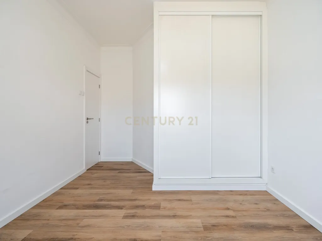 NÃO PERCA ESTA GRANDE OPORTUNIDADE! FANTÁSTICO APARTAMENTO T2 ESPAÇOSO TOTALMENTE REMODELADO MUITO BEM LOCALIZADO PRÓXIMO DE TODAS AS COMODIDADES E SERVIÇOS NO CENTRO DE PORTIMÃO E A POUCOS MINUTOS DAS PRAIAS! - Image 14
