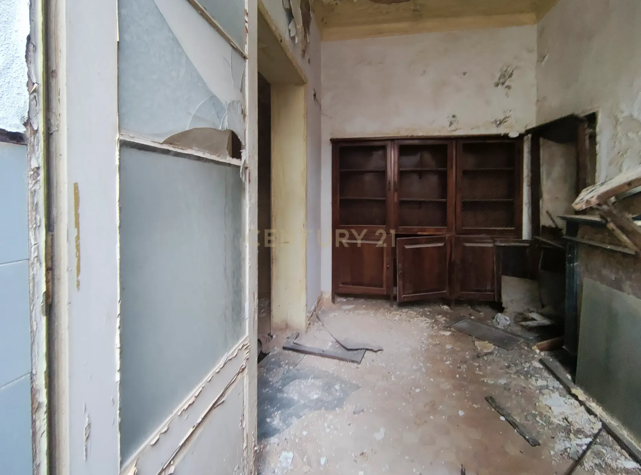 Fotografia 10 de Prédio de 3 pisos de uso misto, zona ribeirinha, zona ARU.
