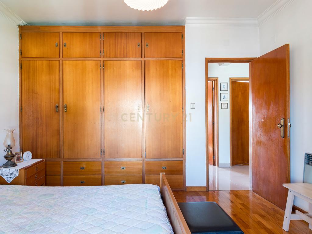 Moradia T3 em Porto Salvo | 213 m² | Garagem | Pátio e Jardim - Image 33