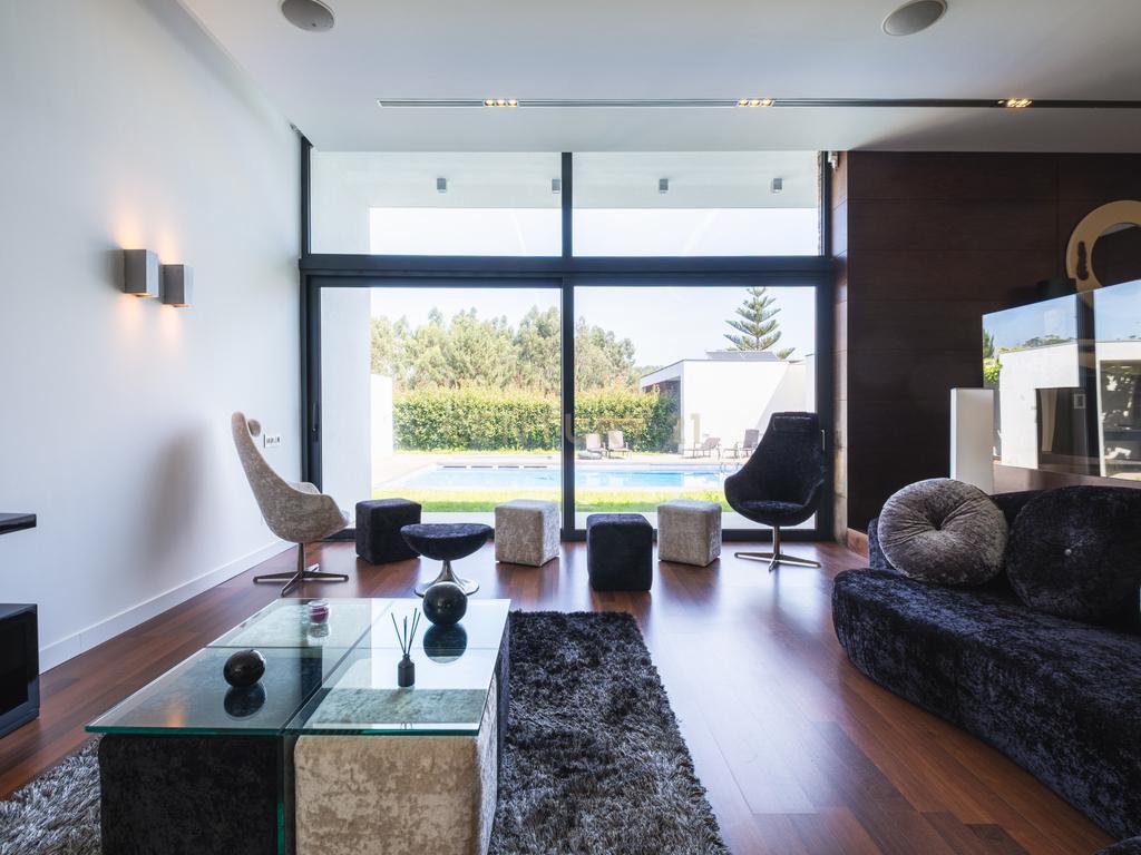 Luxuosa Moradia T4 com Piscina e Vista Panorâmica em Lousada - Image 25