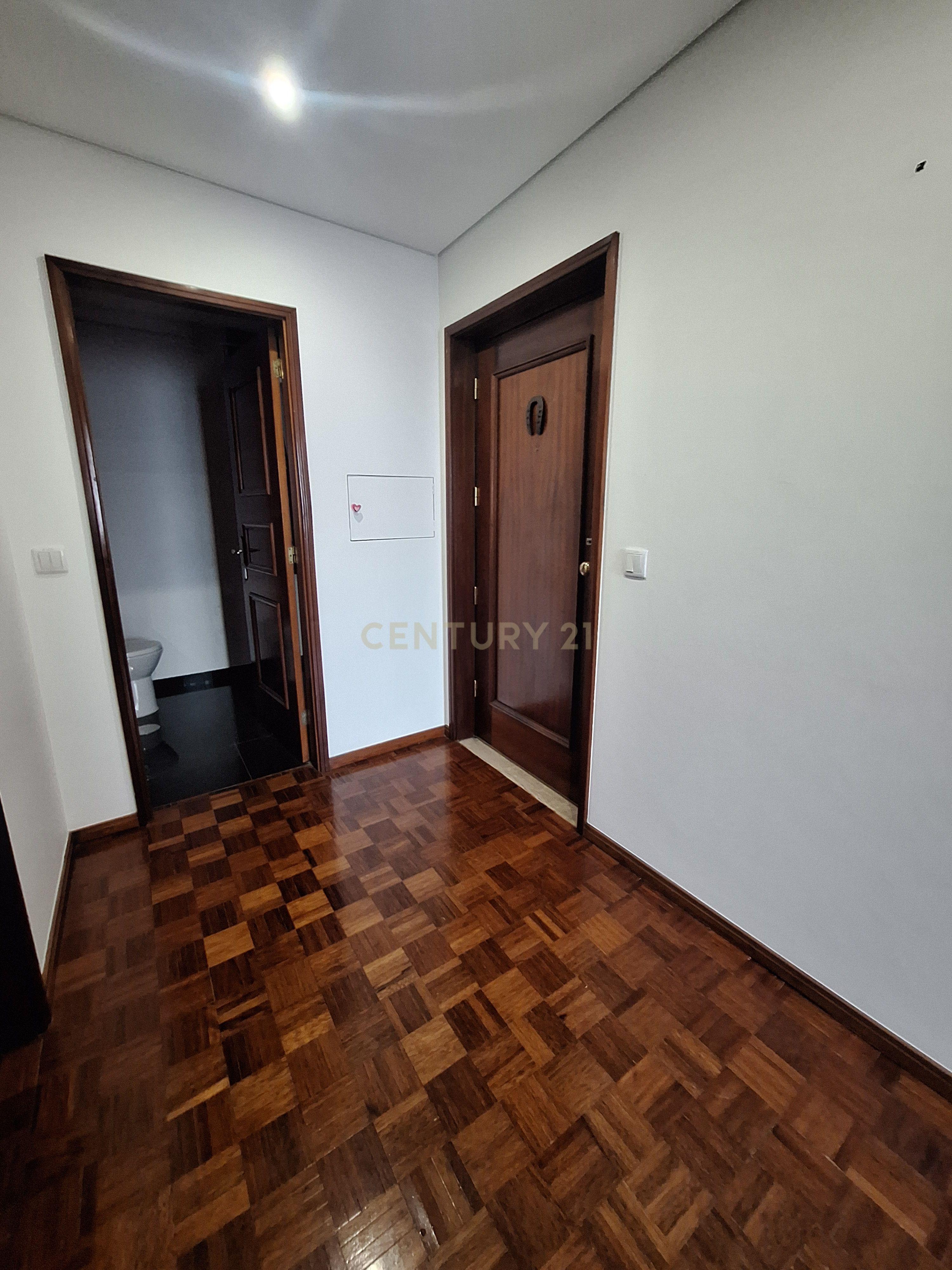 Fotografia 8 de Excelente Apartamento T1 com Varanda, Garagem e Arrumos na Rua de Costa Cabral, Porto