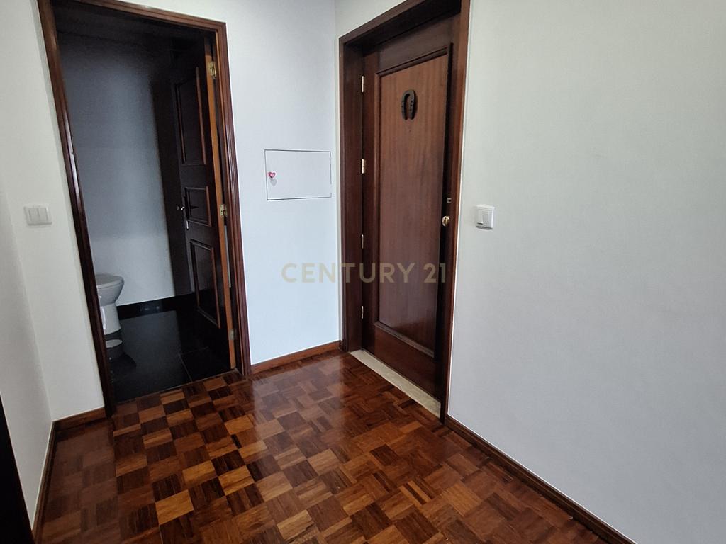 Excelente Apartamento T1 com Varanda, Garagem e Arrumos na Rua de Costa Cabral, Porto - Image 8