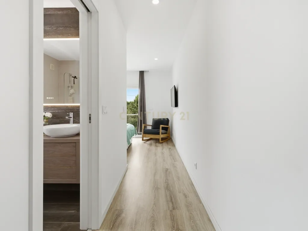 Moradia T3+1 de três pisos com garagem e churrasco