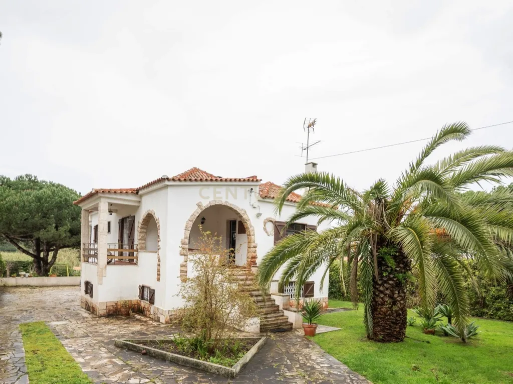 Moradia à Venda no Banzão, zona de Colares - Image 1