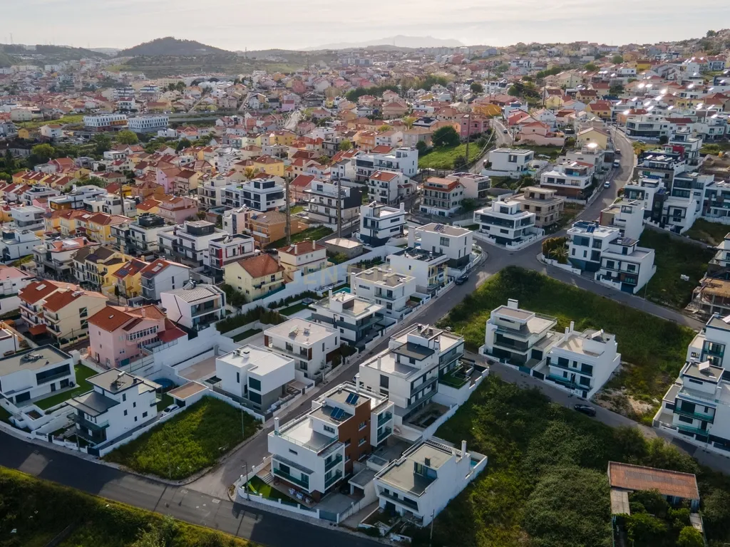 Luxuosa Moradia T5 em Odivelas com Vista Panorâmica - Image 36