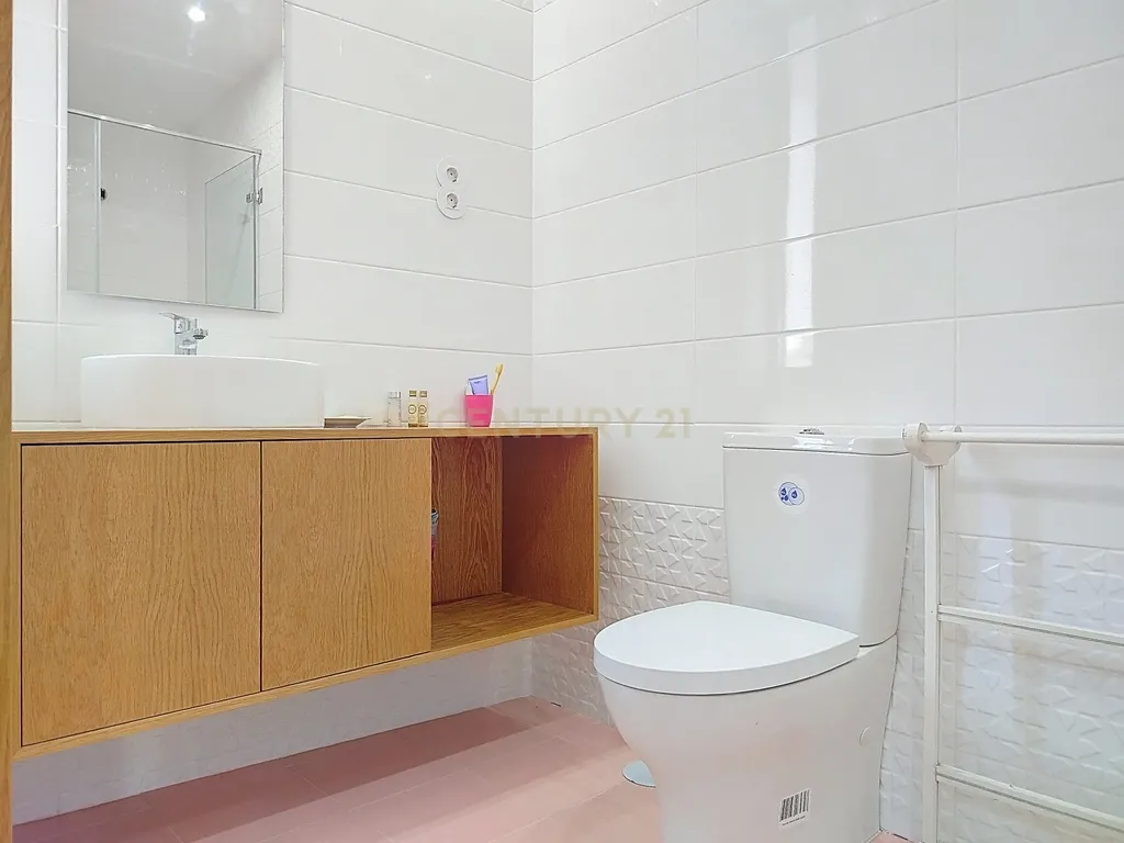 Apartamento revestido com capoto composto por 4 quartos com vistas para o mar em Viana do Castelo - Image 5