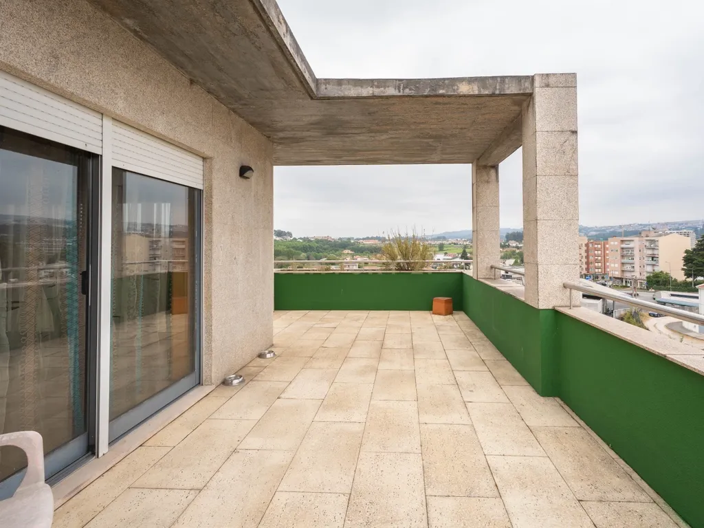 Penthouse Exclusiva T5 – Luxo, Conforto e Espaço em Pleno Coração da Cidade - Image 3