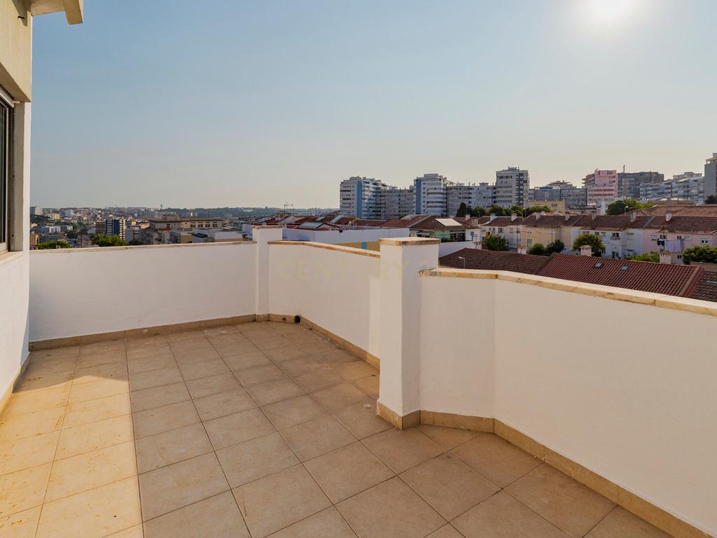 T1 Remodelado com Terraço e Vista Fantástica – Rua Dom Sancho I, Almada - Image 15