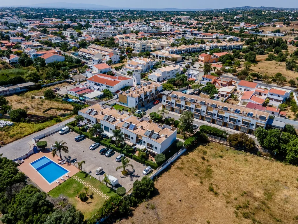 Moradia T3, com piscina, inserida num Condomínio Familiar – Ferreiras, Albufeira - Image 32