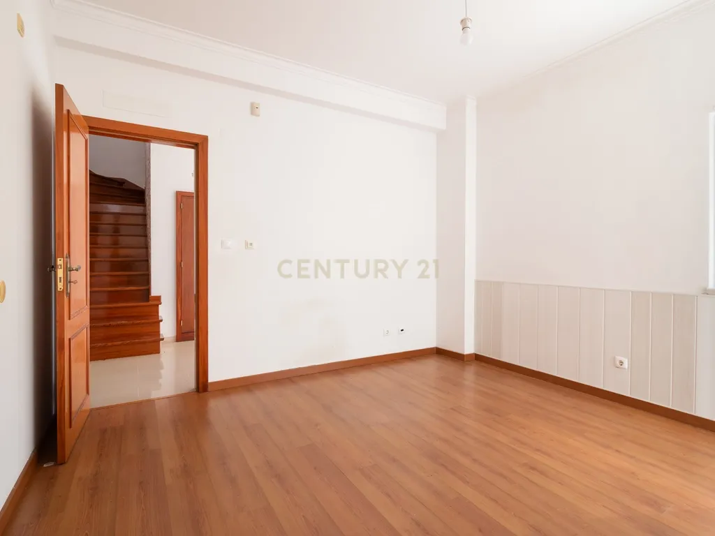 Moradia T4+1 | 368 m² | Garagem para 4 Viaturas | Casal do Bispo, Famões - Image 20