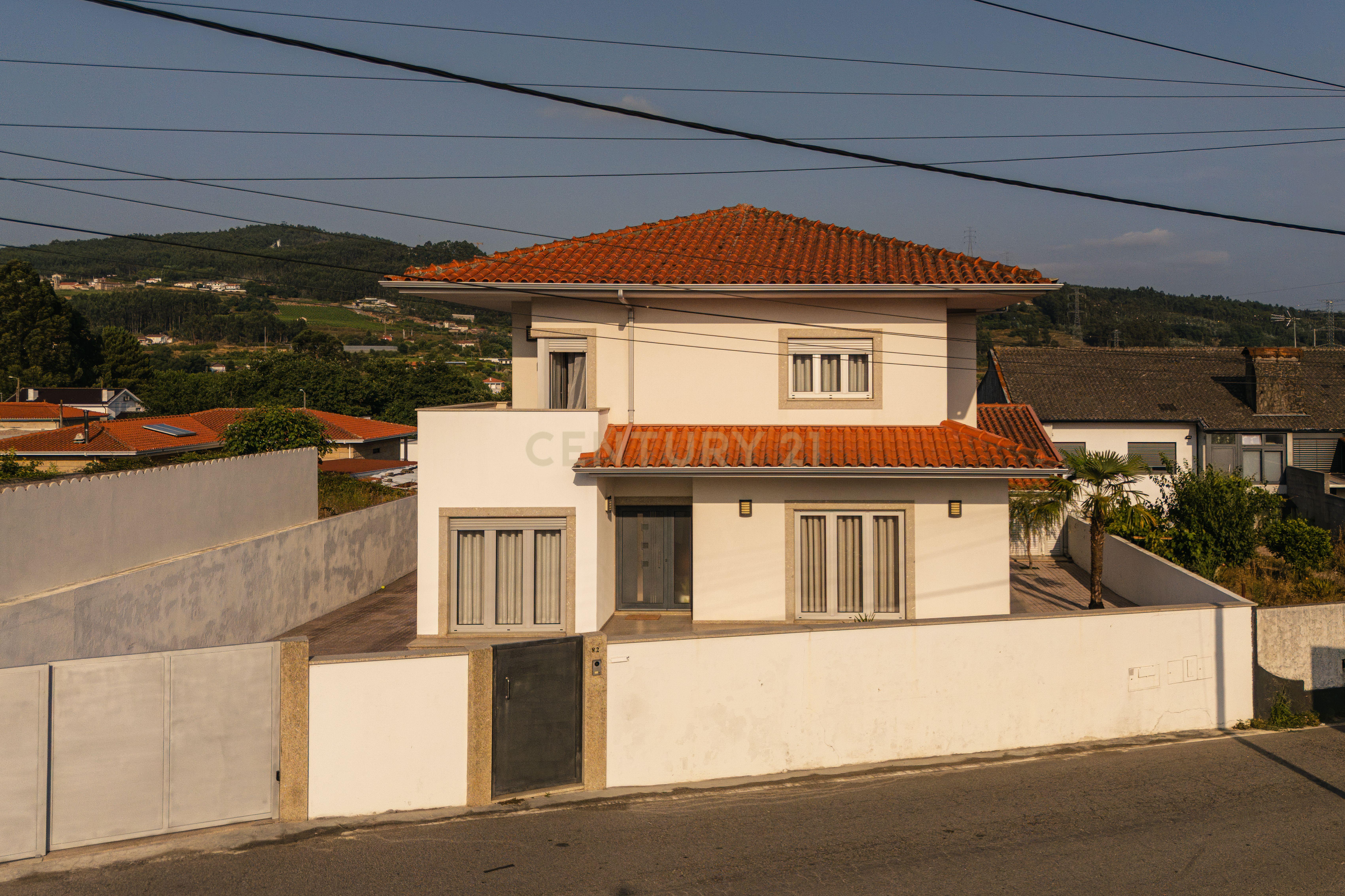 Fotografia 4 de Moradia T4 de Quatro Frentes com Áreas Generosas no Coração de Guilhufe, Penafiel