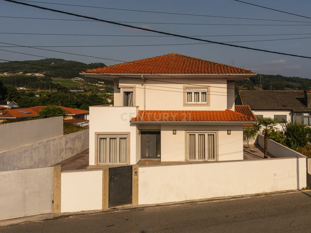 Moradia T4 de Quatro Frentes com Áreas Generosas no Coração de Guilhufe, Penafiel - Image 4