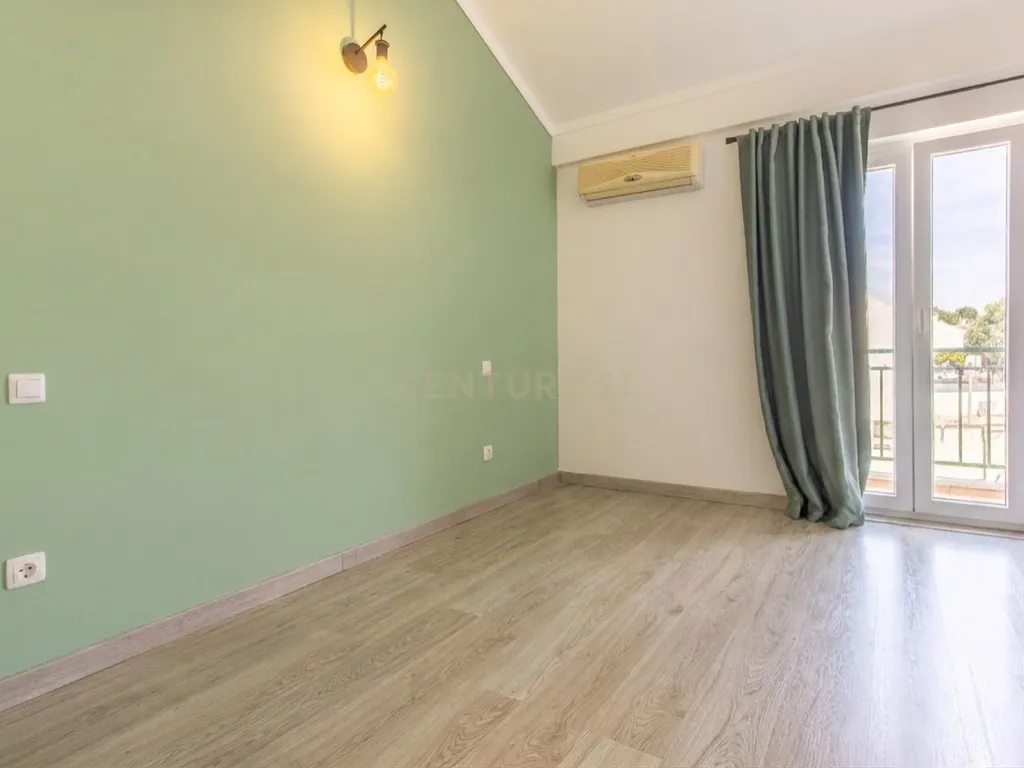 Moradia em Banda T3 com Sótão Aproveitado e Espaço Exterior – Casal Bolinhos, Azeitão - Image 15